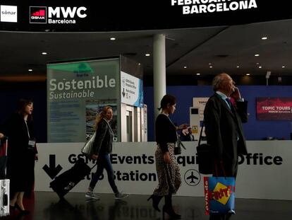 Un visitante abandona el Mobile World Congress (MWC) de Barcelona en la edición de 2019. En vídeo, Sony y NTT cancelan su participación en MWC.
