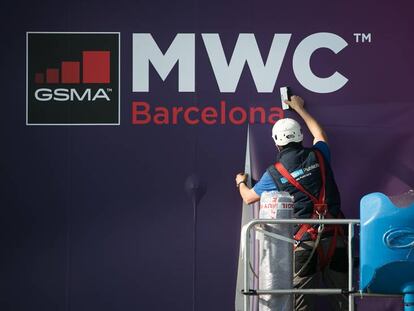 Un trabajador durante el montaje del MWC en Barcelona, este martes. En vídeo, el conseller de Políticas Digitales, Jordi Puigneró, no contempla cancelar el evento.