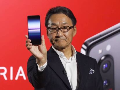 Mitsuya Kishida, presidente de Sony Mobile Communications, muestra el Sony Xperia 1 II. En vídeo, anuncio del móvil.