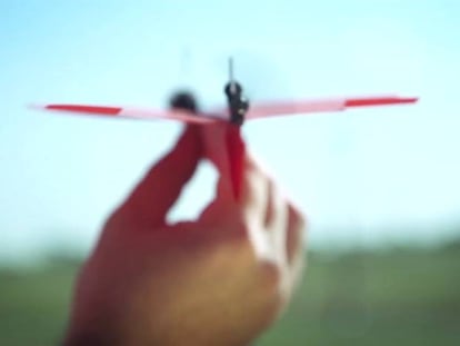 Com es pot convertir un avió de paper en un dron per menys de 45 euros