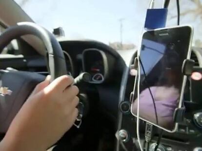 Ojo al ‘manos libres’ al volante: distrae más (y más tiempo) de lo que crees