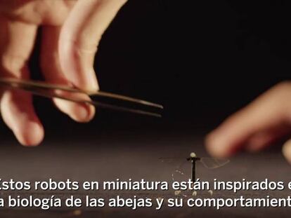 El robot diminuto es capaz de volar y nadar.