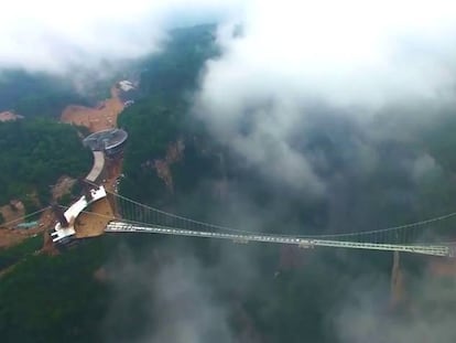 China abre el puente de cristal más alto y largo del mundo