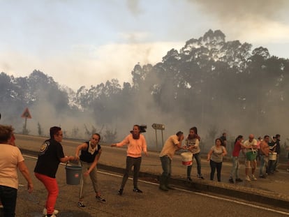 Uma corrente humana enfrenta as chamas em Pontevedra / Delmi Álvarez