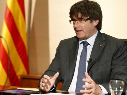 El vicepresidente Oriol Junqueras, junto a Carles Puigdemont. En vídeo, el president de la Generalitat en Facebook Live.