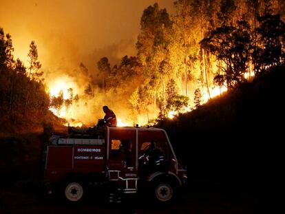 Almenys 62 morts i 54 ferits en un incendi forestal a Portugal