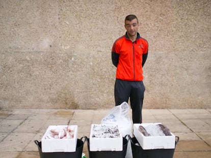 Un gaditano vende el pescado que consigue todas las mañanas en el muelle.