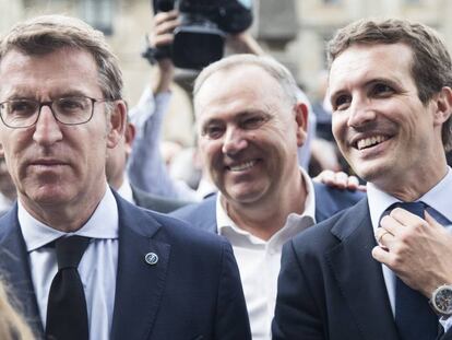 El presidente del PP, Pablo Casado, el lunes en el funeral del ex presidente de la Xunta de Galicia, Gerardo Fernandez Albor, junto al presidente de la Xunta de Galicia, Alberto Núñez Feijóo.