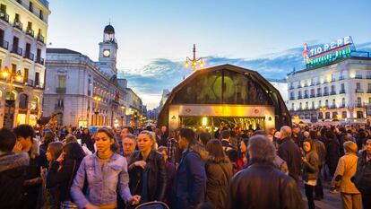 Aglomeración de gente saliendo de la estación de metro-cercanías en la Puerta del Sol de Madrid