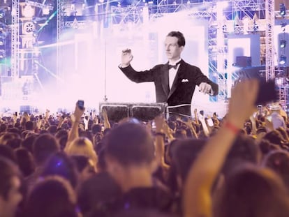 Fotomontaje de Léon Theremin simulando un holograma en un concierto de música electrónica