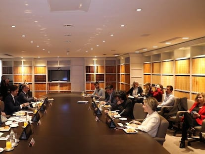Un momento durante el desayuno organizado por El País Retina en colaboración con Accenture. De izquierda a derecha: María Luisa de la Peña (Naturgy), Mosiri Cabezas (Ikea España), Miguel Vergara (Accenture Iberia), David Menéndez (Bankia), Jorge García (Retina), Rodrigo de Salas (Leroy Merlin), Jaime Gª cantero (Retina) y Mar Doñate (Pascual)