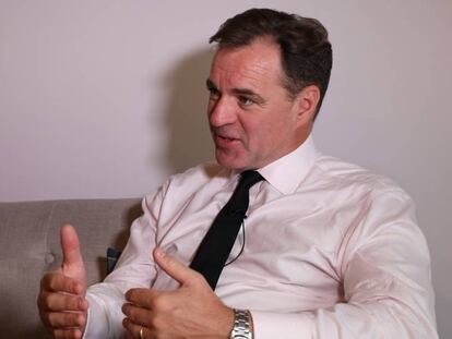 Portada exterior: Niall Ferguson durante su intervención en Enlighted. Interior: Ferguson en un momento de la entrevista.