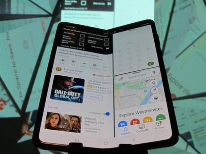 Una usuaria ejecuta varias aplicaciones ejecutadas a la vez en el Galaxy Fold.