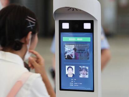 En la foto: Una mujer utiliza un dispositivo de reconocimiento facial en Shanghai, China para acceder al Shanghai New International Expo. (Zhang Hengwei, Getty Images). Vídeo: Cómo funcionan los sistemas de reconocimiento facial (OLB)