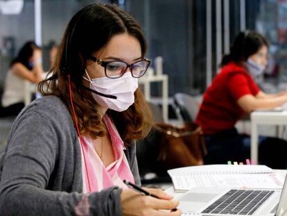 En la imagen: Call Center trabajando 24 horas para atender a los afectados de Coronavirus (ULISES RUIZ/AFP-Getty Images). Vídeo: resumen del encuentro organizado por El País Retina en colaboración con Atento sobre la nueva relación con el cliente en un mundo post-covid