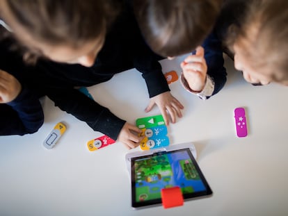 En la imagen: Niños en una guardería alemana realizando programación por bloques con un iPad (Rolf Vennenbernd / Getty Images). Vídeo: Siete lenguajes para iniciarse en la programación (OLB)