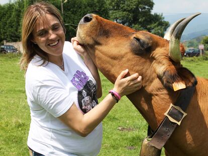 Lucía Velasco, fundadora de Ganaderas Asturianas, junto a una de sus vacas en Las Regueras (Asturias).