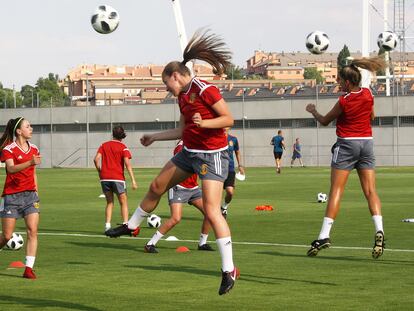 Jugadoras de la Selección Española Sub-19 entrenando en la Ciudad del Fútbol de Las Rozas (Madrid).