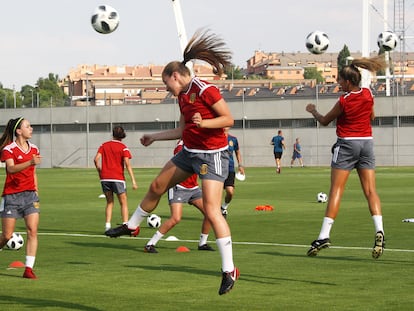 Jugadoras de la Selección Española Sub-19 entrenando en la Ciudad del Fútbol de Las Rozas (Madrid).