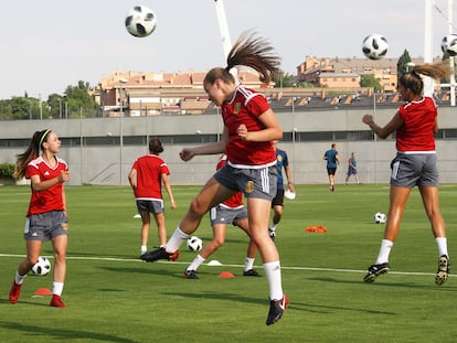 Jugadoras de la Selección Española Sub-19 entrenando en la Ciudad del Fútbol de Las Rozas (Madrid).