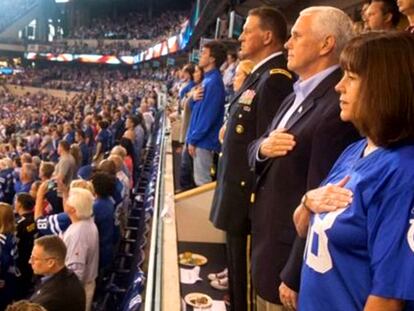 El vicepresidente Mike Pence se va de un estadio indignado por una protesta racial