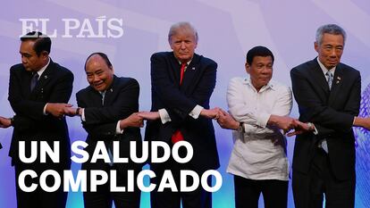 Trump provoca una escena aparatosa al no saber realizar un saludo tradicional con líderes asiáticos