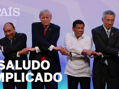 Trump provoca una escena aparatosa al no saber realizar un saludo tradicional con líderes asiáticos