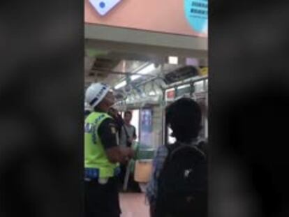 Un indonesio mata una serpiente con las manos en un tren atestado y se hace viral