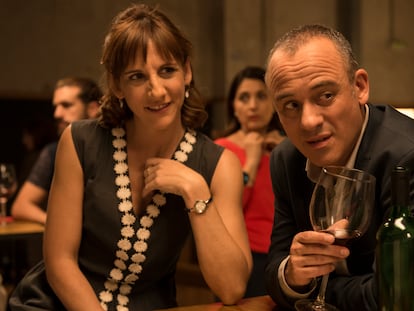 Malena Alterio y Javier Gutiérrez, en un capítulo de 'Vergüenza'.