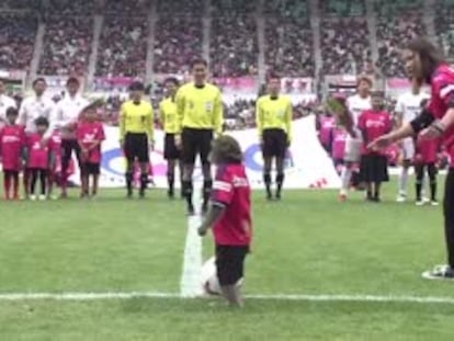 El discutido ‘saque de honor’ de un mono en un partido de fútbol en Japón