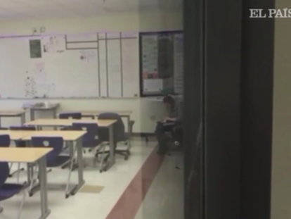 Una profesora de una escuela secundaria de EE UU esnifa supuestamente cocaína.