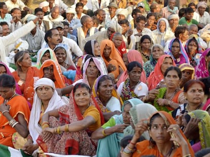 Un grupo de personas reunidas en Gwalior, India.