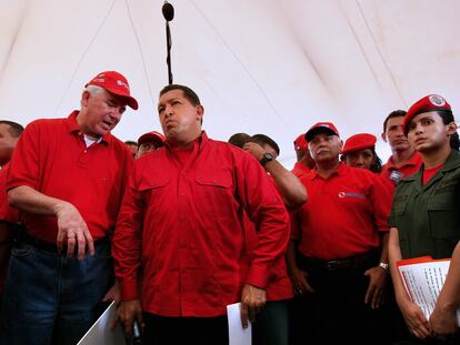 El exministro de Energía y Petróleo Rafael Ramírez (primero por la izquierda) y el expresidente de Venezuela Hugo Chávez en una visita a los trabajadores de PDVSA en Caracas en octubre de 2008.