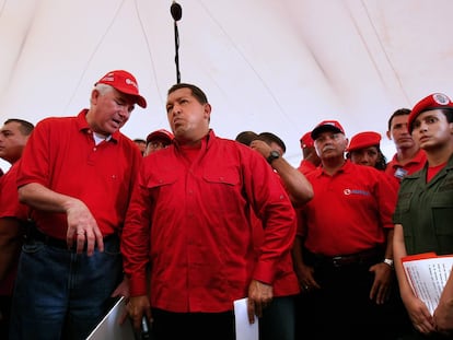 El exministro de Energía y Petróleo Rafael Ramírez (primero por la izquierda) y el expresidente de Venezuela Hugo Chávez en una visita a los trabajadores de PDVSA en Caracas en octubre de 2008.