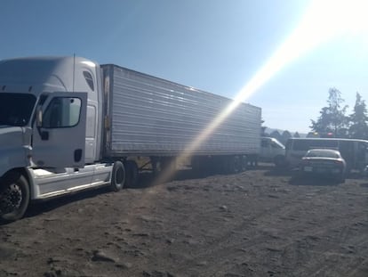 Las autoridades mexicanas rescatan a 29 migrantes abandonados en un camión en Puebla