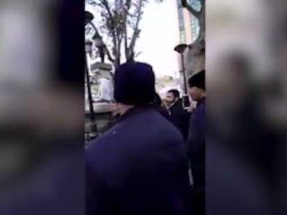 Un hombre destruye una la estatua de mujer este lunes en Sétif (Argelia).