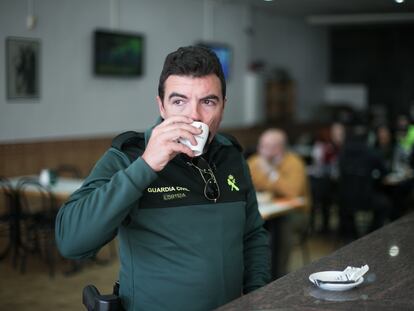 Alfredo Miras pren cafè en un bar prop de la caserna de Vilanova i la Geltrú.