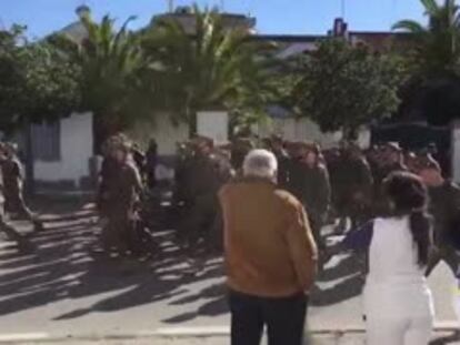 Un grupo de legionarios canta canciones machistas en un desfile en Sanlúcar de Barrameda