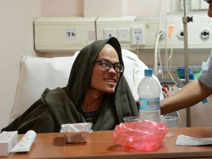 Liang Sheng-yueh, en la cama, en el hospital de Katmandú, este miércoles.