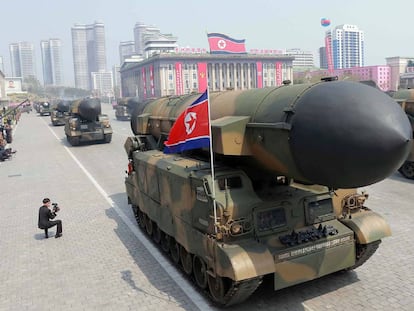 Misiles balísticos en el desfile en Pyongyang este sábado.