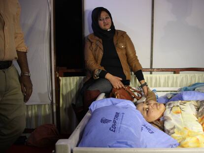 Eman Ahmed, en la cama, junto a su hermana Shaimaa, el 11 de febrero, en el hospital Saifee de Bombay.