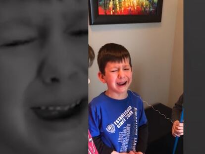 Un niño llora porque le van a quitar un diente
