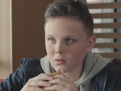 El anuncio que McDonald's ha tenido que retirar tras ser acusado de manipular a los niños huérfanos