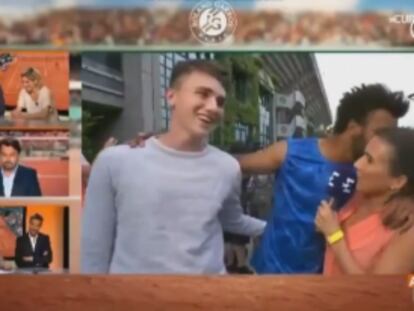 Tenista é expulso de Roland Garros depois de tentar beijar repórter ao vivo