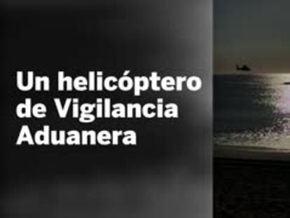 Un helicóptero persigue a una lancha de narcos, frente a la playa de La Atunara.