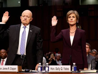 El ex Director de Inteligencia Nacional James Clapper y la ex fiscal general interina Sally Yates antes de comparecer en el Senado.