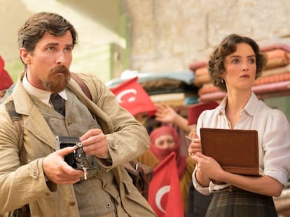 Christian Bale y Charlotte Le Bon, en 'La promesa'.