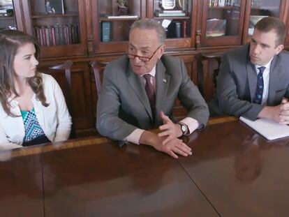 El líder demócrata del Senado parodia a Trump en un vídeo