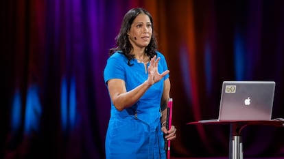 Wanda Díaz Merced imparte una charla TED acerca de su historia personal.