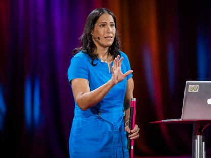 Wanda Díaz Merced imparte una charla TED acerca de su historia personal.